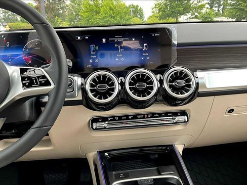 Used 2025 Mercedes-Benz GLB 250 image 6