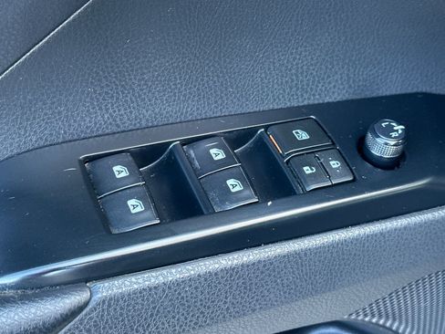 Used 2019 Toyota Camry SE FWD image 12