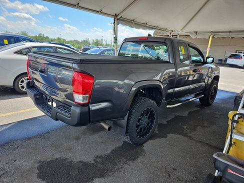 Used 2017 Toyota Tacoma SR AWD/4WD image 6