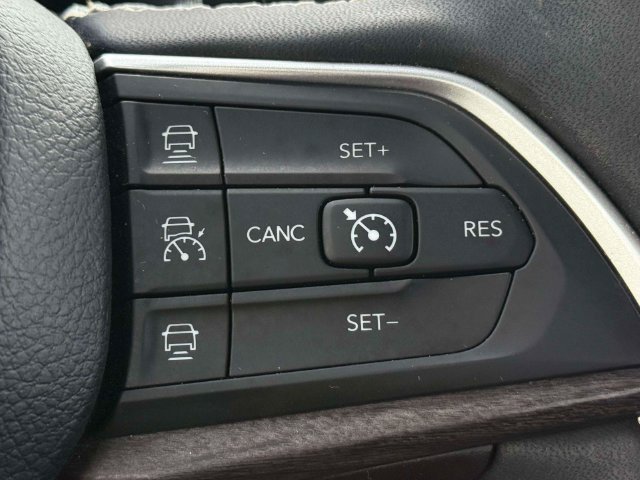 Used 2023 Jeep Grand Cherokee Limited AWD/4WD image 26