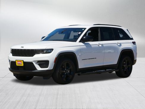Used 2023 Jeep Grand Cherokee Altitude AWD/4WD image 3