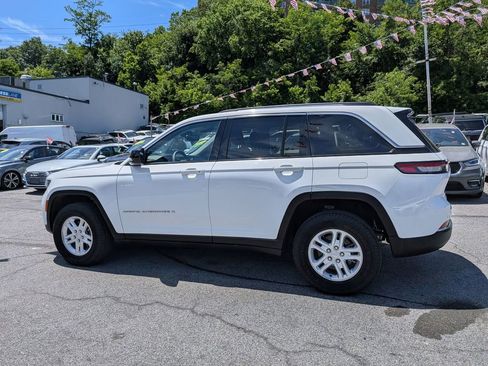 Used 2023 Jeep Grand Cherokee Laredo AWD/4WD image 10