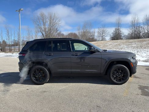 New 2025 Jeep Grand Cherokee Altitude AWD/4WD image 4