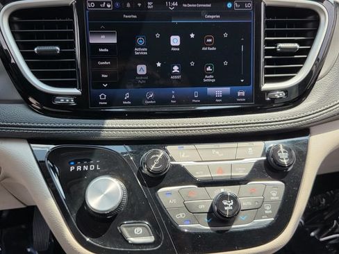 Used 2024 Chrysler Pacifica Limited FWD image 18