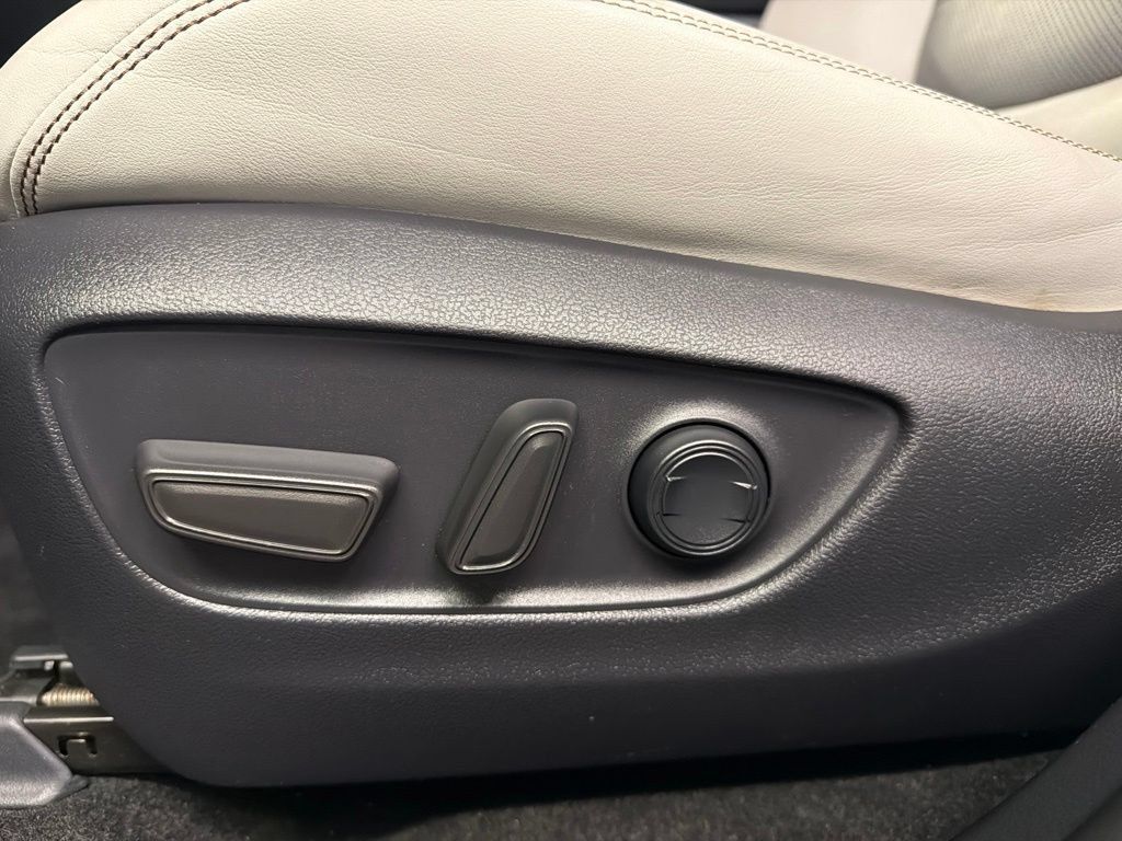Used 2019 Toyota RAV4 Limited w/ Cold Weather Package AWD/4WD image 29