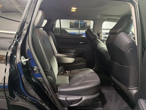 Used 2021 Toyota Highlander XLE AWD/4WD image 29