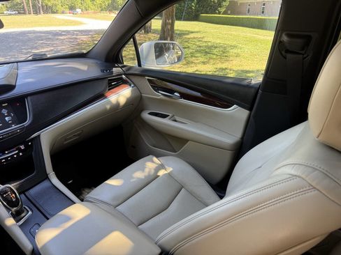 Used 2017 Cadillac XT5 Luxury w/ Driver Awareness Package FWD image 18