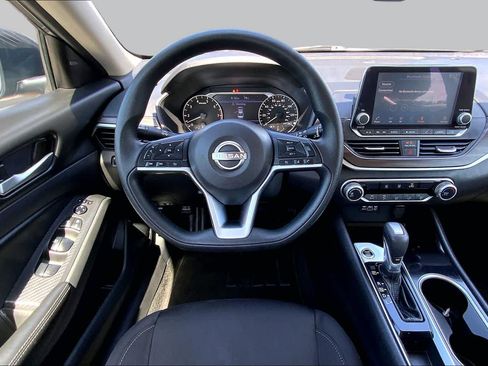 Used 2024 Nissan Altima 2.5 SV FWD image 5