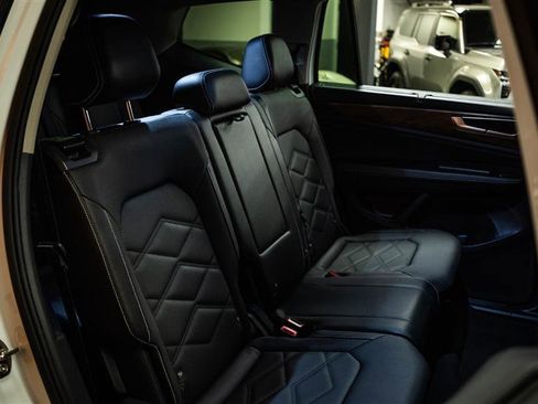 Used 2025 Volkswagen Atlas SE FWD image 13