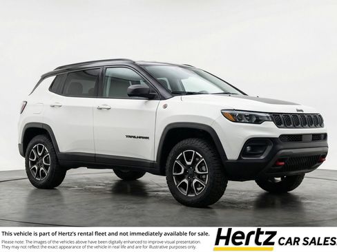 Used 2025 Jeep Compass Trailhawk AWD/4WD image 1