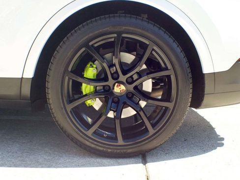 Used 2023 Porsche Cayenne Platinum Edition image 60