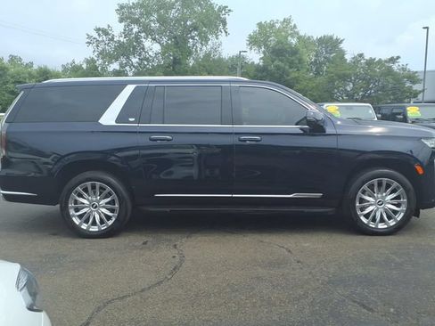 Used 2023 Cadillac Escalade ESV Premium Luxury AWD/4WD image 4