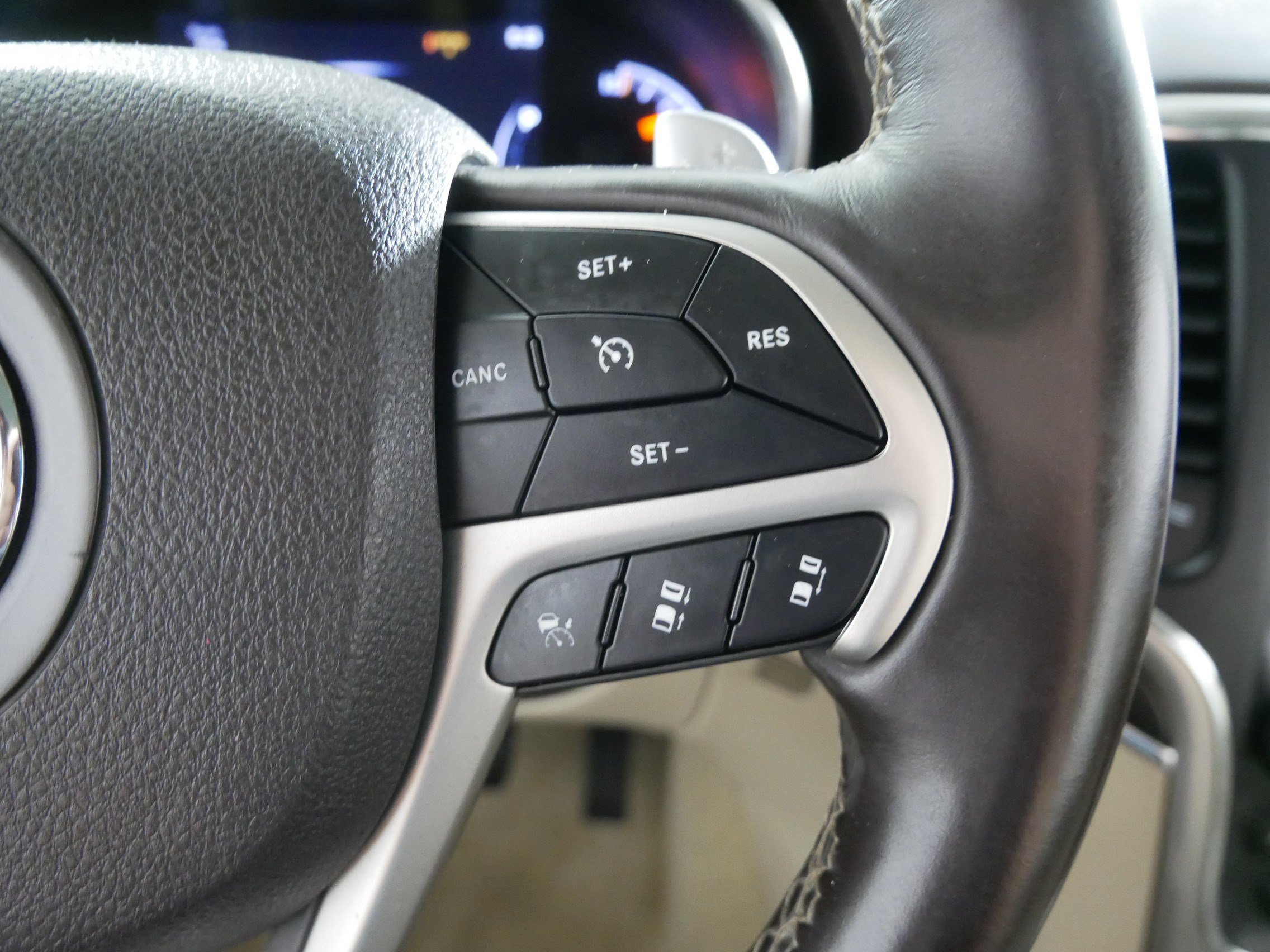 Used 2015 Jeep Grand Cherokee Overland w/ Advanced Technology Group AWD/4WD image 28