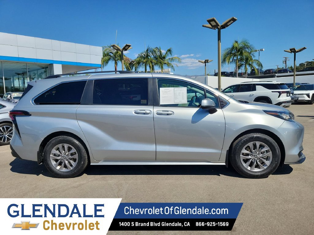 Used 2023 Toyota Sienna LE FWD image 2