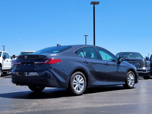 Used 2025 Toyota Camry SE image 4