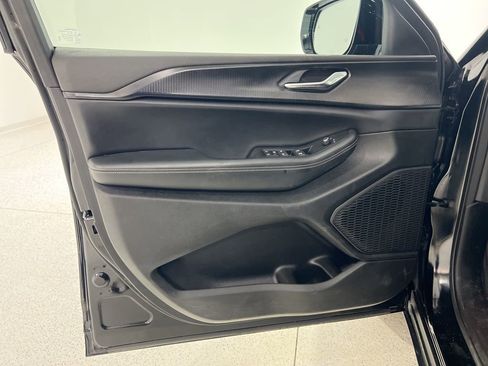 Used 2025 Jeep Grand Cherokee Altitude image 19