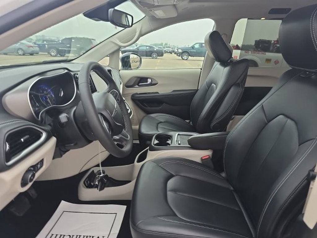 Used 2024 Chrysler Pacifica Touring-L w/ Uconnect Theater Family Group AWD/4WD image 5