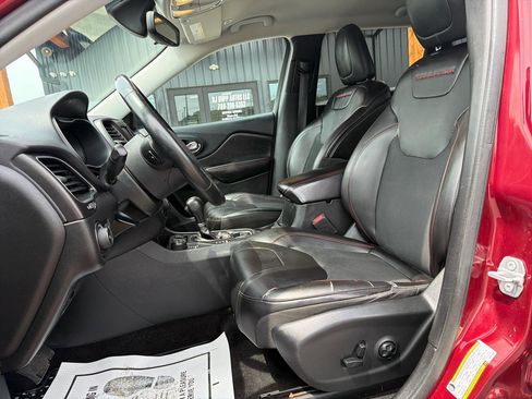 Used 2019 Jeep Cherokee Trailhawk w/ Cold Weather Group AWD/4WD image 9