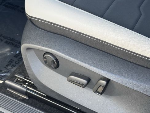 Used 2025 Volkswagen Taos SE image 17