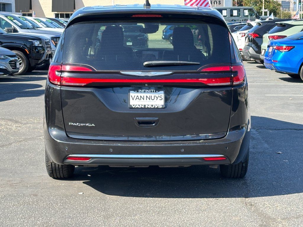 Used 2023 Chrysler Pacifica Touring-L FWD image 6