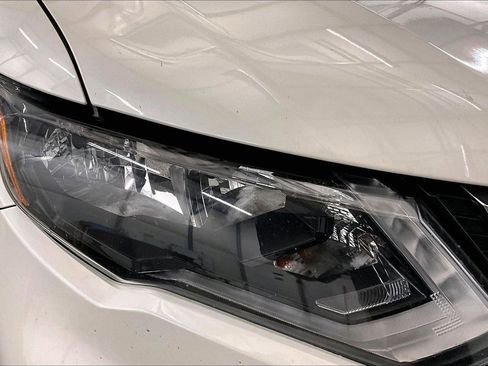 Used 2018 Nissan Rogue SV image 27