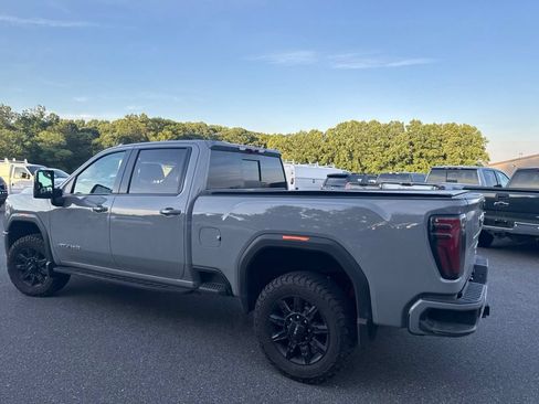 Used 2024 GMC Sierra 2500 AT4 w/ AT4 Preferred Package AWD/4WD image 4