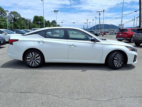 Used 2025 Nissan Altima 2.5 SV FWD image 3