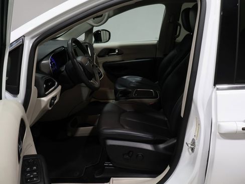 Used 2024 Chrysler Pacifica Touring-L image 10