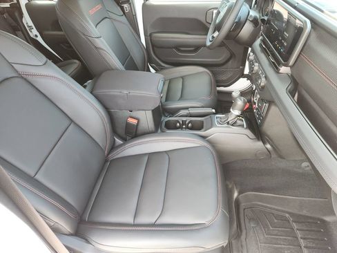 Used 2025 Jeep Gladiator Rubicon w/ Convenience Group AWD/4WD image 13