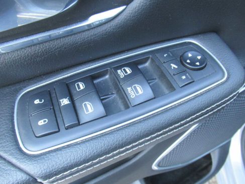 Used 2019 RAM 1500 Laramie image 17