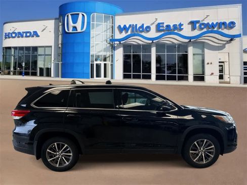 Used 2019 Toyota Highlander XLE image 9