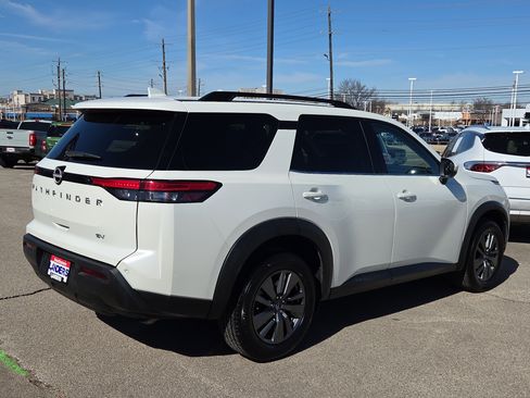 Used 2024 Nissan Pathfinder SV image 3