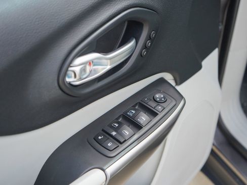 Used 2019 Jeep Cherokee Limited image 21