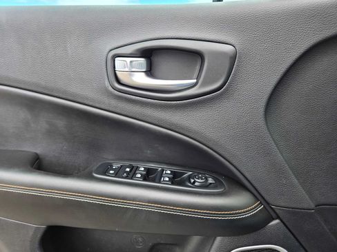 Used 2018 Jeep Compass Latitude w/ Popular Equipment Group FWD image 25