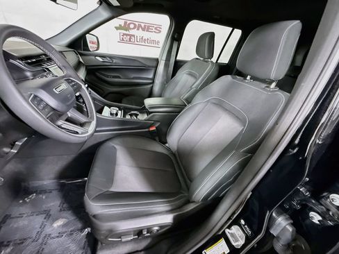 Used 2025 Jeep Grand Cherokee Laredo X AWD/4WD image 25