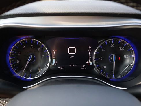 Used 2025 Chrysler Pacifica Limited FWD image 29