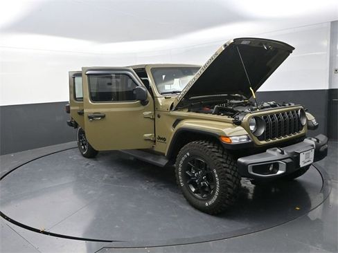 Used 2025 Jeep Gladiator Sport image 25