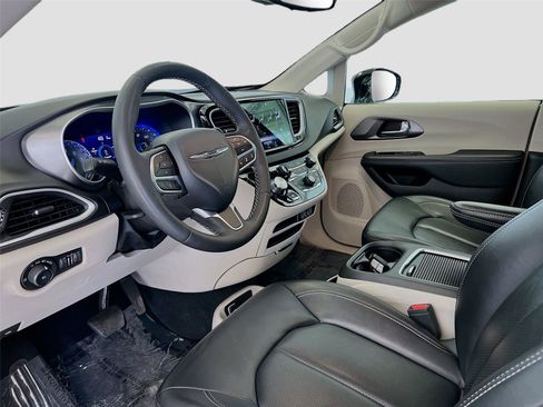 Used 2024 Chrysler Pacifica Touring-L image 11