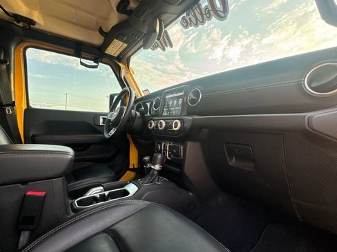 Used 2019 Jeep Wrangler Unlimited Sahara AWD/4WD image 25