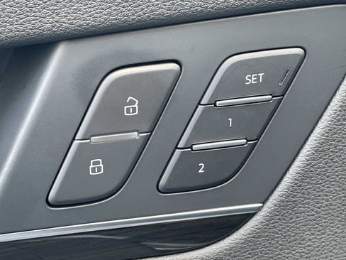 Used 2020 Audi Q5 e Prestige w/ Prestige Package image 19