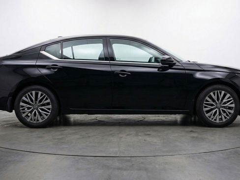 Used 2025 Nissan Altima 2.5 SV FWD image 11