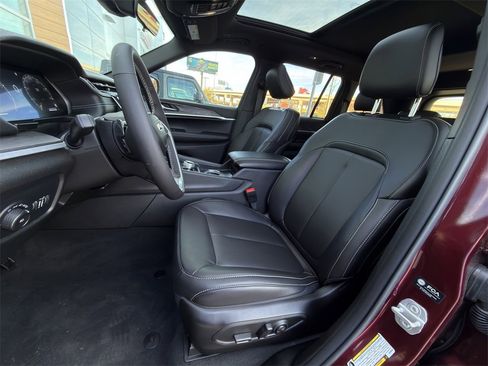 New 2025 Jeep Grand Cherokee Limited w/ Black Appearance Package image 19