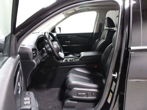 Used 2025 Honda Pilot Touring image 2