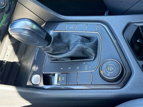 Used 2020 Volkswagen Tiguan SE image 21