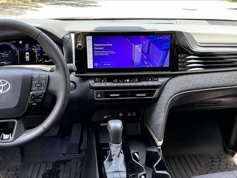 Used 2025 Toyota Camry XLE FWD image 9