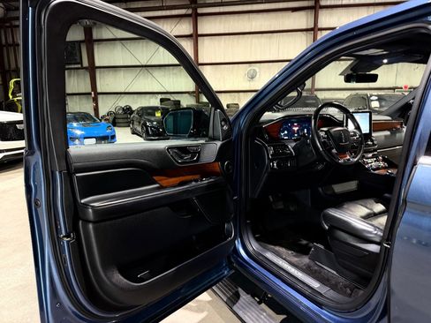 Used 2019 Lincoln Navigator Select w/ Technology Package RWD image 12