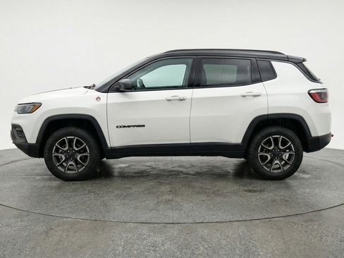 Used 2025 Jeep Compass Trailhawk AWD/4WD image 5