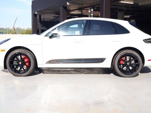 New 2026 Porsche Macan GTS image 2