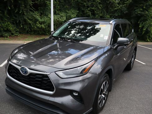 Used 2021 Toyota Highlander XLE AWD/4WD image 23