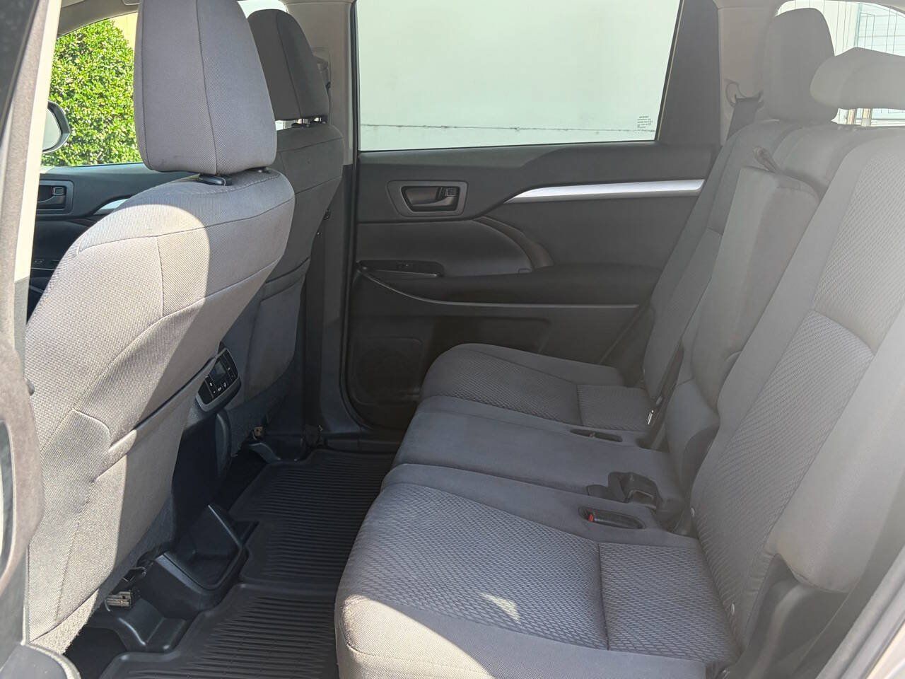 Used 2016 Toyota Highlander LE FWD image 18